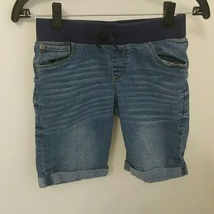 Girls Denim Bremuda Shorts.
